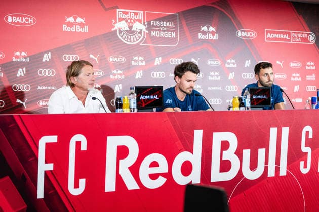 SOCCER - UEFA EL, RBS vs Pafos SALZBURG,AUSTRIA,05.AUG.26 - SOCCER - UEFA Europa League, qualification, Red Bull Salzburg vs Pafos FC, preview, press conference, PK, Pressekonferenz RBS. Image shows press officer Christian Kircher (RBS), head coach Danny Roehl and Dominik Schmid (RBS).  GEPAxpictures xJulioxArellano