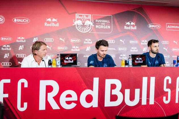 SOCCER - UEFA EL, RBS vs Pafos SALZBURG,AUSTRIA,05.AUG.26 - SOCCER - UEFA Europa League, qualification, Red Bull Salzburg vs Pafos FC, preview, press conference, PK, Pressekonferenz RBS. Image shows press officer Christian Kircher (RBS), head coach Danny Roehl and Dominik Schmid (RBS).  GEPAxpictures xJulioxArellano
