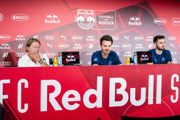 SOCCER - UEFA EL, RBS vs Pafos SALZBURG,AUSTRIA,05.AUG.26 - SOCCER - UEFA Europa League, qualification, Red Bull Salzburg vs Pafos FC, preview, press conference, PK, Pressekonferenz RBS. Image shows press officer Christian Kircher (RBS), head coach Danny Roehl and Dominik Schmid (RBS).  GEPAxpictures xJulioxArellano