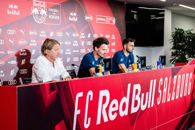 SOCCER - UEFA EL, RBS vs Pafos SALZBURG,AUSTRIA,05.AUG.26 - SOCCER - UEFA Europa League, qualification, Red Bull Salzburg vs Pafos FC, preview, press conference, PK, Pressekonferenz RBS. Image shows press officer Christian Kircher (RBS), head coach Danny Roehl and Dominik Schmid (RBS).  GEPAxpictures xJulioxArellano