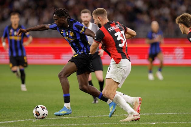 SOCCER AC MILAN INTER, Jamal Iddrissou of Inter Milan under pressure from Strahinja Pavlovic of AC Milan during the AC Milan vs Inter Milan soccer exhibition match at Optus Stadium in Perth, Wednesday, August 5, 2026. ( NO ARCHIVING PERTH WESTERN AUSTRALIA AUSTRALIA  Copyright: xRICHARDxWAINWRIGHTx 20260805182816901238
