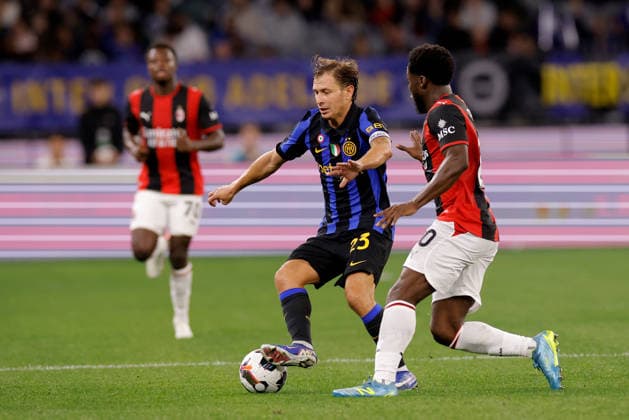 SOCCER AC MILAN INTER, Nicolo Barella of Inter Milan and Yunus Musah of AC Milan compete for the ball during the AC Milan vs Inter Milan soccer exhibition match at Optus Stadium in Perth, Wednesday, August 5, 2026. ( NO ARCHIVING PERTH WESTERN AUSTRALIA AUSTRALIA  Copyright: xRICHARDxWAINWRIGHTx 20260805151306432167
