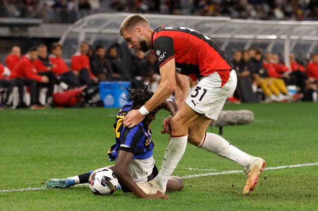 SOCCER AC MILAN INTER, Jamal Iddrissou of Inter Milan and Strahinja Pavlovic of AC Milan compete for the ball during the AC Milan vs Inter Milan soccer exhibition match at Optus Stadium in Perth, Wednesday, August 5, 2026. ( NO ARCHIVING PERTH WESTERN AUSTRALIA AUSTRALIA  Copyright: xRICHARDxWAINWRIGHTx 20260805179467603698