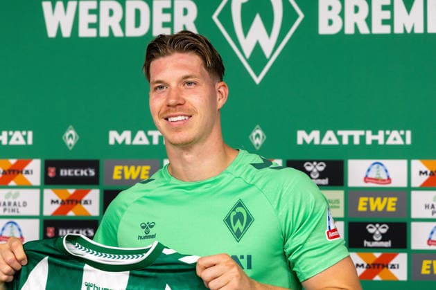 05.08.2026, GER, Fußball, Herren, 1. Bundesliga, Saison 2026 2027, Spielervorstellung, SV Werder Bremen Cedric Itten ( Werder Bremen, 26 ) wird im Rahmen einer Pressekonferenz vorgestellt, Zell am Ziller Parkstadion Tirol Österreich *** August 5, 2026, Germany, Soccer, Men s, Bundesliga 1, 2026–2027 Season, Player Introduction, SV Werder Bremen s Cedric Itten, 26, is introduced at a press conference at the Zell am Ziller Parkstadion in Tyrol, Austria Copyright: xNordphotox xMaasx