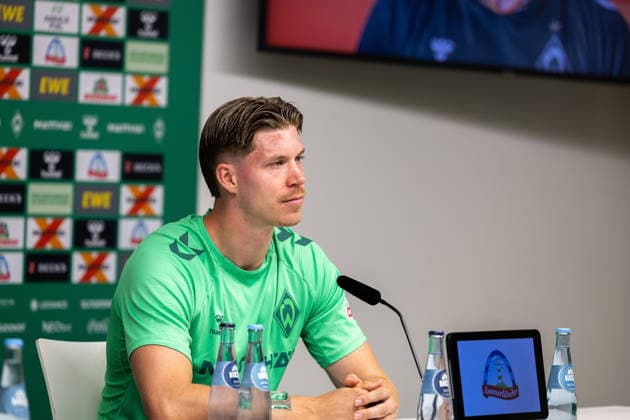 05.08.2026, GER, Fußball, Herren, 1. Bundesliga, Saison 2026 2027, Spielervorstellung, SV Werder Bremen Cedric Itten ( Werder Bremen, 26 ) wird im Rahmen einer Pressekonferenz vorgestellt, Zell am Ziller Parkstadion Tirol Österreich *** August 5, 2026, Germany, Soccer, Men s, Bundesliga 1, 2026–2027 Season, Player Introduction, SV Werder Bremen s Cedric Itten, 26, is introduced at a press conference at the Zell am Ziller Parkstadion in Tyrol, Austria Copyright: xNordphotox xMaasx