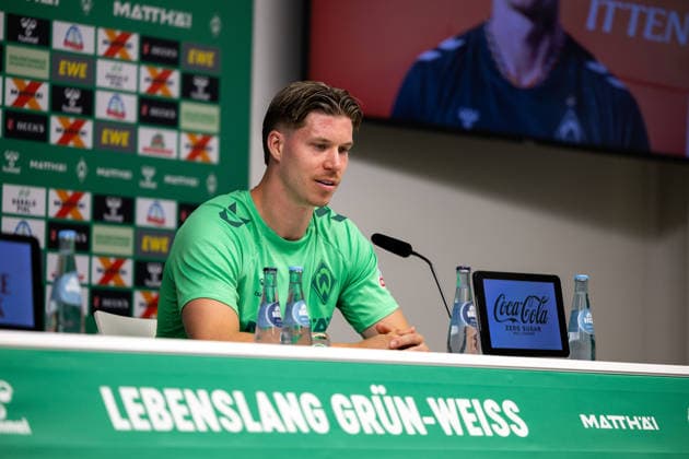 05.08.2026, GER, Fußball, Herren, 1. Bundesliga, Saison 2026 2027, Spielervorstellung, SV Werder Bremen Cedric Itten ( Werder Bremen, 26 ) wird im Rahmen einer Pressekonferenz vorgestellt, Zell am Ziller Parkstadion Tirol Österreich *** August 5, 2026, Germany, Soccer, Men s, Bundesliga 1, 2026–2027 Season, Player Introduction, SV Werder Bremen s Cedric Itten, 26, is introduced at a press conference at the Zell am Ziller Parkstadion in Tyrol, Austria Copyright: xNordphotox xMaasx