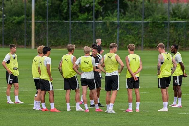 Trainer Marcel Rapp spricht zum Team ( Pauli ) Deutschland , Hamburg , Trainingsgelände an der Kollaustrasse , Fussball , 2. Bundesliga , FC St Pauli *** Coach Marcel Rapp Addresses the St. Pauli Team Germany, Hamburg, Training Facility on Kollaustrasse, Soccer, 2. Bundesliga, FC St. Pauli