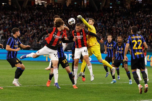 SOCCER AC MILAN INTER, Josep Martinez of Inter Milan clears the ball during the AC Milan vs Inter Milan soccer exhibition match at Optus Stadium in Perth, Wednesday, August 5, 2026. ( NO ARCHIVING PERTH WESTERN AUSTRALIA AUSTRALIA  Copyright: xRICHARDxWAINWRIGHTx 20260805176215569720