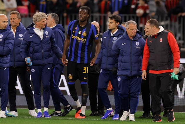 SOCCER AC MILAN INTER, Yann Bisseck of Inter Milan leaves the field injured during the AC Milan vs Inter Milan soccer exhibition match at Optus Stadium in Perth, Wednesday, August 5, 2026. ( NO ARCHIVING PERTH WESTERN AUSTRALIA AUSTRALIA  Copyright: xRICHARDxWAINWRIGHTx 20260805136307732014