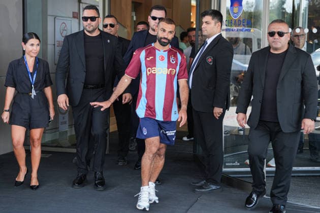 Egyptian footballer Mohamed Salah in Istanbul following Trabzonspor transfer talks ISTANBUL, TURKIYE - AUGUST 05: Egyptian footballer Mohamed Salah leaves Acibadem Maslak Hospital following his medical checks after Trabzonspor initiated transfer negotiations with the player, in Istanbul, Turkiye, on August 05, 2026. Cemal Yurttas Anadolu Istanbul Turkey. Editorial use only. Please get in touch for any other usage.  Copyright: x2026xAnadoluxCemalxYurttasx