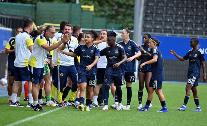 Fenerbahce arsaVev v Metalist 1925 Kharkiv - UEFA Women’s Champions League LEUVEN, BELGIUM - AUGUST 05: Players of Fenerbahce ArsaVev greet the technical team during the UEFA Women s Champions League second qualifying round semifinal match between Fenerbahce ArsaVev and Metalist 1925 Kharkiv at Den Dreef Stadium in Leuven, Belgium, on August 05, 2026. Dursun Aydemir Anadolu Leuven Belgium. Editorial use only. Please get in touch for any other usage.  Copyright: x2026xAnadoluxDursunxAydemirx