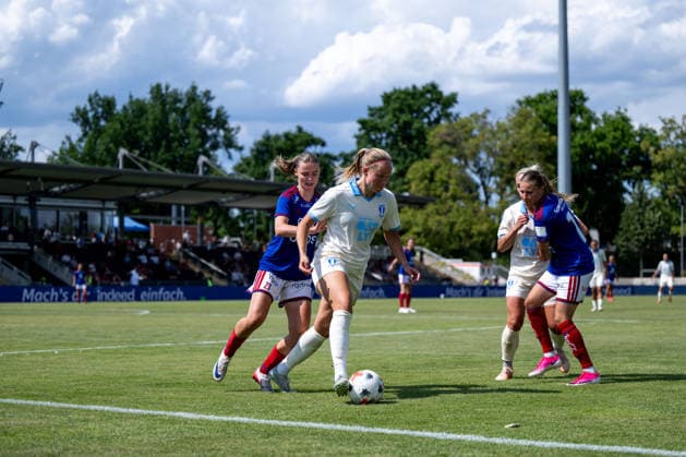 05.08.2026, GER, Fussball, Frauen, UEFA Womens Champions League, Saison 2026 2027, Qualifikationsturnier, Halbfinale Hlin Eiriksdottir ( Malmö FF, 09 ) im Zweikampf mit Eline Hegg ( Valerenga IF, 23 ), Frankfurt am Main Stadion am Brentanobad Hessen Deutschland *** August 5, 2026, GER, Soccer, Women, UEFA Women s Champions League, 2026–2027 Season, Qualifying Tournament, Semifinal: Hlin Eiriksdottir (Malmö FF), No. 9, in a duel with Eline Hegg (Valerenga IF), No. 23, Frankfurt am Main, Stadion am Brentanobad, Hesse, Germany Copyright: xNordphoto Memmlerx