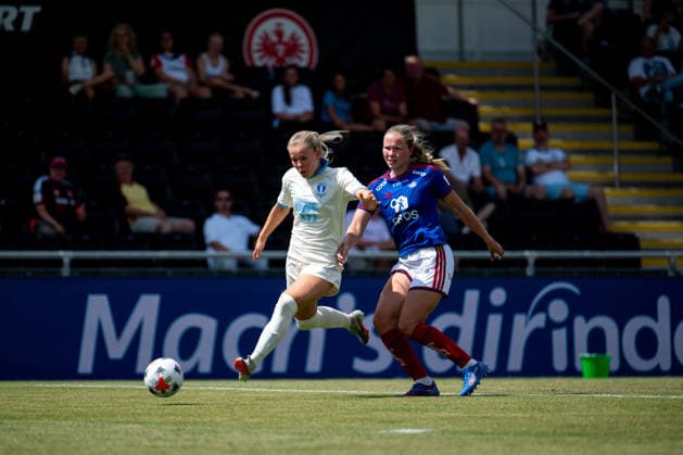 05.08.2026, GER, Fussball, Frauen, UEFA Womens Champions League, Saison 2026 2027, Qualifikationsturnier, Halbfinale Älvali Lindström ( Malmö FF, 29 ) im Zweikampf mit Arna Eiriksdottir ( Valerenga IF, 28 ), Frankfurt am Main Stadion am Brentanobad Hessen Deutschland *** August 5, 2026, GER, Soccer, Women s, UEFA Women s Champions League, 2026–2027 Season, Qualifying Tournament, Semifinal: Älvali Lindström (Malmö FF), 29, in a tackle with Arna Eiriksdottir (Valerenga IF), 28, Frankfurt am Main, Stadion am Brentanobad, Hesse, Germany Copyright: xNordphoto Memmlerx
