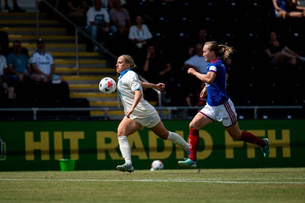 05.08.2026, GER, Fussball, Frauen, UEFA Womens Champions League, Saison 2026 2027, Qualifikationsturnier, Halbfinale Tuva Skoog ( Malmö FF, 16 ) am Ball vor Selma Pettersen ( Valerenga IF, 06 ), Frankfurt am Main Stadion am Brentanobad Hessen Deutschland *** August 5, 2026, GER, Soccer, Women s, UEFA Women s Champions League, 2026–2027 season, Qualifying tournament, Semifinal: Tuva Skoog (Malmö FF) vs. Selma Pettersen (Valerenga IF), 16, Frankfurt am Main, Stadion am Brentanobad, Hesse, Germany Copyright: xNordphoto Memmlerx