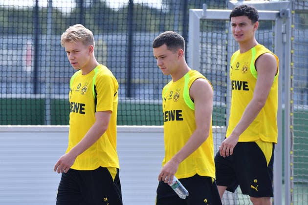 Fußball 1. Bundesliga Training Borussia Dortmund am 05.08.2026 auf dem Trainingsgelände Hohenbuschei in Dortmund Daniel Svensson ( Dortmund ), links - Konstantinos Karetsas ( Dortmund ), mitte - Luca Reggiani ( Dortmund ), rechts *** Soccer, Bundesliga 1: Borussia Dortmund training session on August 5, 2026, at the Hohenbuschei training facility in Dortmund. Daniel Svensson (Dortmund), left; Konstantinos Karetsas (Dortmund), center; Luca Reggiani (Dortmund), right xRx