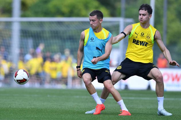 Fußball 1. Bundesliga Training Borussia Dortmund am 05.08.2026 auf dem Trainingsgelände Hohenbuschei in Dortmund Konstantinos Karetsas ( Dortmund ), links - Luca Reggiani ( Dortmund ), rechts *** Soccer, Bundesliga 1: Borussia Dortmund training session on August 5, 2026, at the Hohenbuschei training facility in Dortmund. Konstantinos Karetsas (Dortmund), left; Luca Reggiani (Dortmund), right xRx