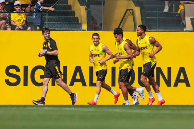05.08.2026, Fussball, Training von Borussia Dortmund. v. l. Athletiktrainer Georg Schulz (Borussia Dortmund), Konstantinos Karetsas (Borussia Dortmund), Kaua Prates (Borussia Dortmund), Felix Nmecha (Borussia Dortmund). Dortmund Trainingsgelände des BVB NRW Deutschland xRHR-FOTO DEx *** August 5, 2026, Soccer, Borussia Dortmund training session featuring: Athletic trainer Georg Schulz (Borussia Dortmund), Konstantinos Karetsas (Borussia Dortmund), Kaua Prates (Borussia Dortmund), Felix Nmecha (Borussia Dortmund), BVB training facility, North Rhine-Westphalia, Germany, xRHR PHOTO DEx Copyright: DennisxEwert RHR-FOTOx RHR-FOTO DE