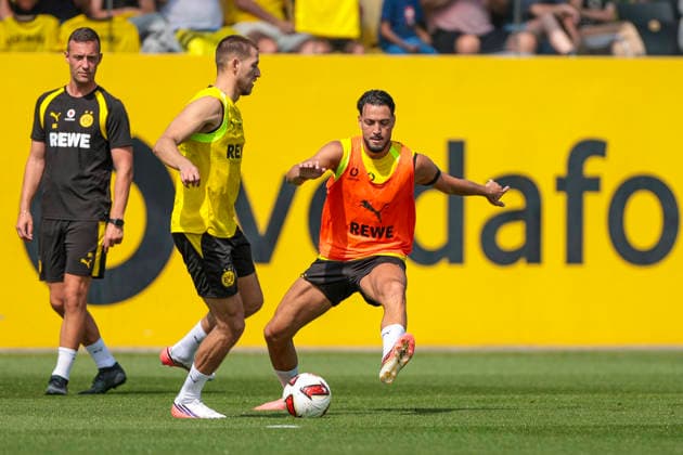 05.08.2026, Fussball, Training von Borussia Dortmund. v. l. Individualtrainer Mathias Schiele (Borussia Dortmund), Waldemar Anton (Borussia Dortmund), Ramy Bensebaini (Borussia Dortmund). Dortmund Trainingsgelände des BVB NRW Deutschland xRHR-FOTO DEx *** August 5, 2026, Soccer, Borussia Dortmund training session featuring individual trainer Mathias Schiele (Borussia Dortmund), Waldemar Anton (Borussia Dortmund), and Ramy Bensebaini (Borussia Dortmund) at the BVB training facility in NRW, Germany xRHR PHOTO DEx Copyright: DennisxEwert RHR-FOTOx RHR-FOTO DE