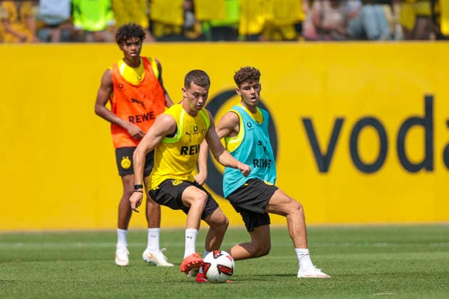 05.08.2026, Fussball, Training von Borussia Dortmund. v. l. Mathis Albert (Borussia Dortmund), Konstantinos Karetsas (Borussia Dortmund), Samuele Inacio (Borussia Dortmund). Dortmund Trainingsgelände des BVB NRW Deutschland xRHR-FOTO DEx *** August 5, 2026, Soccer, Borussia Dortmund Training: Mathis Albert (Borussia Dortmund), Konstantinos Karetsas (Borussia Dortmund), Samuele Inacio (Borussia Dortmund), BVB Training Facility, NRW, Germany, xRHR PHOTO DEx Copyright: DennisxEwert RHR-FOTOx RHR-FOTO DE