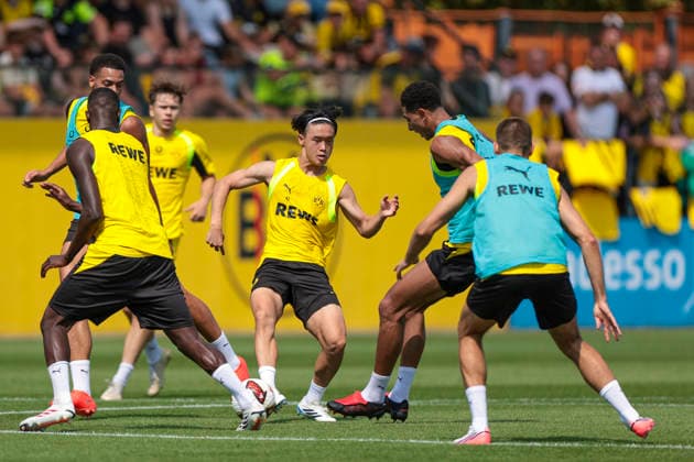 05.08.2026, Fussball, Training von Borussia Dortmund. v. l. Takato Yamamoto (Borussia Dortmund) im Duell mit Jobe Bellingham (Borussia Dortmund). Dortmund Trainingsgelände des BVB NRW Deutschland xRHR-FOTO DEx *** August 5, 2026, Soccer, Borussia Dortmund practice; from left: Takato Yamamoto, Borussia Dortmund facing off against Jobe Bellingham, Borussia Dortmund; BVB training facility, North Rhine-Westphalia, Germany; xRHR PHOTO DEx Copyright: DennisxEwert RHR-FOTOx RHR-FOTO DE