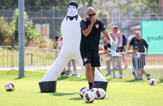 05.08.2026, Deutschland, Grassau, Fußball Bundesliga, Saison 2026 2027, Trainingslager VfB Stuttgart, Torwart-Trainer Steffen Krebs mit Brille *** August 5, 2026, Germany, Grassau, Bundesliga, 2026–2027 season, VfB Stuttgart training camp, goalkeeper coach Steffen Krebs wearing glasses