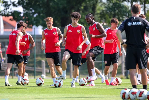 05.08.2026, Deutschland, Grassau, Fußball Bundesliga, Saison 2026 2027, Trainingslager VfB Stuttgart, v.l. Finn Jeltsch, Ameen Al-Dakhil, Dan-Axel Zagadou *** August 5, 2026, Germany, Grassau, Bundesliga, 2026–2027 season, VfB Stuttgart training camp, from left: Finn Jeltsch, Ameen Al Dakhil, Dan Axel Zagadou