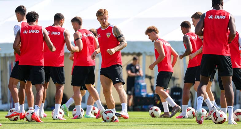 05.08.2026, Deutschland, Grassau, Fußball Bundesliga, Saison 2026 2027, Trainingslager VfB Stuttgart, v.l. Finn Jeltsch *** August 5, 2026, Germany, Grassau, Bundesliga, 2026–2027 season, VfB Stuttgart training camp, from left: Finn Jeltsch