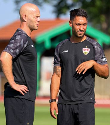 05.08.2026, Deutschland, Grassau, Fußball Bundesliga, Saison 2026 2027, Trainingslager VfB Stuttgart, v.l. Standard-Trainer Philip Kipp, Co-Trainer Malik Fathi *** August 5, 2026, Germany, Grassau, Bundesliga, 2026–2027 season, VfB Stuttgart training camp, from left: Head Coach Philip Kipp, Assistant Coach Malik Fathi