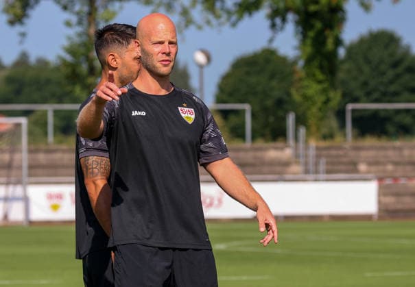05.08.2026, Deutschland, Grassau, Fußball Bundesliga, Saison 2026 2027, Trainingslager VfB Stuttgart, v.l. Co-Trainer Malik Fathi, Standard-Trainer Philip Kipp *** August 5, 2026, Germany, Grassau, Bundesliga, 2026–2027 season, VfB Stuttgart training camp, from left: Assistant Coach Malik Fathi, Set-Piece Coach Philip Kipp