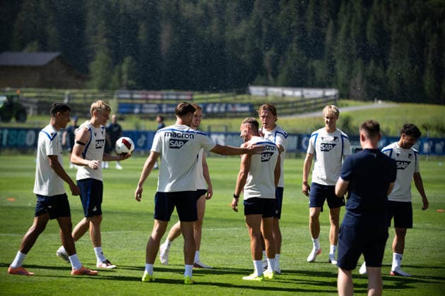 lockereres Aufwaermprogramm der TSG Hoffenheim, mitten drin Patrick Wimmer, (TSG Hoffenheim, 08), TSG Hoffenheim, Fussball, Trainingslager, Saison Vorbereitung, Saison 2026 2027, GER, 05.08.2026, Eibner-Pressefoto Andreas Ulmer TSG Hoffenheim, Fussball, Trainingslager, Saison Vorbereitung, Saison 2026 2027, GER, 05.08.2026, *** A light warm-up session for TSG Hoffenheim, with Patrick Wimmer in the middle, TSG Hoffenheim, 08, TSG Hoffenheim, soccer, training camp, preseason, 2026–2027 season, GER, August 5, 2026, Eibner Press Photo by Andreas Ulmer, TSG Hoffenheim, soccer, training camp, preseason, 2026–2027 season, GER, August 5, 2026, Copyright: xEibner-Pressefoto AndreasxUlmerx EP_AUR