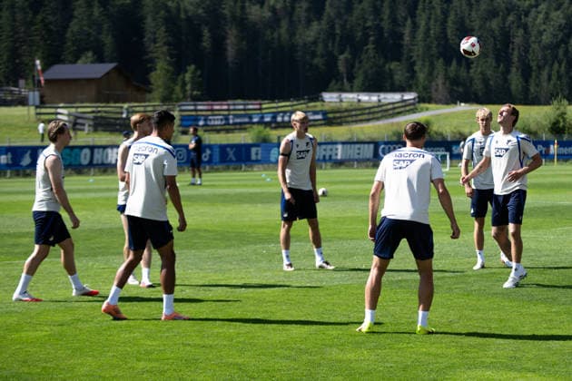 lockereres Aufwaermprogramm der TSG Hoffenheim, am Ball Patrick Wimmer, (TSG Hoffenheim, 08), TSG Hoffenheim, Fussball, Trainingslager, Saison Vorbereitung, Saison 2026 2027, GER, 05.08.2026, Eibner-Pressefoto Andreas Ulmer TSG Hoffenheim, Fussball, Trainingslager, Saison Vorbereitung, Saison 2026 2027, GER, 05.08.2026, *** A more relaxed warm-up session for TSG Hoffenheim; Patrick Wimmer with the ball, TSG Hoffenheim, 08, TSG Hoffenheim, soccer, training camp, preseason, 2026–2027 season, GER, August 5, 2026, Eibner press photo by Andreas Ulmer, TSG Hoffenheim, soccer, training camp, preseason, 2026–2027 season, GER, August 5, 2026, Copyright: xEibner-Pressefoto AndreasxUlmerx EP_AUR