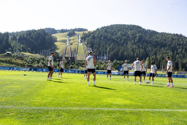 Vor dem Panorama der Toni Seelos Schanze, die Spieler der TSG Hoffenheim, TSG Hoffenheim, Fussball, Trainingslager, Saison Vorbereitung, Saison 2026 2027, GER, 05.08.2026, Eibner-Pressefoto Andreas Ulmer TSG Hoffenheim, Fussball, Trainingslager, Saison Vorbereitung, Saison 2026 2027, GER, 05.08.2026, *** Against the backdrop of the Toni Seelos Schanze, the TSG Hoffenheim players, TSG Hoffenheim, soccer, training camp, preseason, 2026–2027 season, GER, August 5, 2026, Eibner Press Photo by Andreas Ulmer, TSG Hoffenheim, soccer, training camp, preseason, 2026–2027 season, GER, August 5, 2026, Copyright: xEibner-Pressefoto AndreasxUlmerx EP_AUR