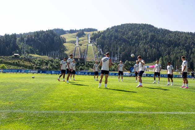 Vor dem Panorama der Toni Seelos Schanze, die Spieler der TSG Hoffenheim, TSG Hoffenheim, Fussball, Trainingslager, Saison Vorbereitung, Saison 2026 2027, GER, 05.08.2026, Eibner-Pressefoto Andreas Ulmer TSG Hoffenheim, Fussball, Trainingslager, Saison Vorbereitung, Saison 2026 2027, GER, 05.08.2026, *** Against the backdrop of the Toni Seelos Schanze, the TSG Hoffenheim players, TSG Hoffenheim, soccer, training camp, preseason, 2026–2027 season, GER, August 5, 2026, Eibner Press Photo by Andreas Ulmer, TSG Hoffenheim, soccer, training camp, preseason, 2026–2027 season, GER, August 5, 2026, Copyright: xEibner-Pressefoto AndreasxUlmerx EP_AUR