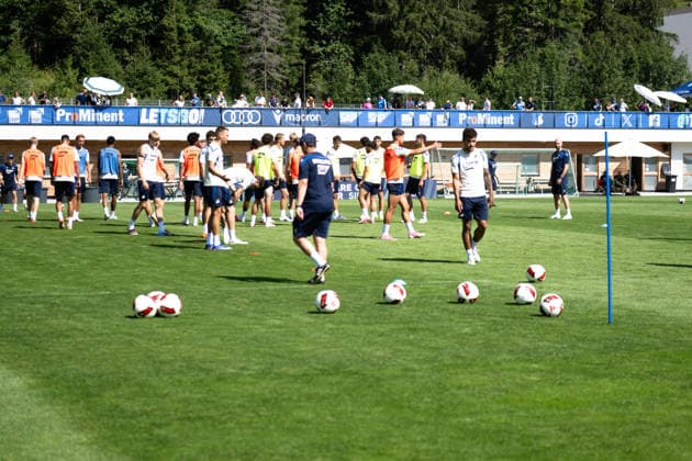 geschaefftiges Treiben der Spieler vor einigen Fans im Hintergrund TSG Hoffenheim, Fussball, Trainingslager, Saison Vorbereitung, Saison 2026 2027, GER, 05.08.2026, Eibner-Pressefoto Andreas Ulmer TSG Hoffenheim, Fussball, Trainingslager, Saison Vorbereitung, Saison 2026 2027, GER, 05.08.2026, *** Players going about their business with a few fans in the background TSG Hoffenheim, soccer, training camp, preseason, 2026–2027 season, GER, August 5, 2026, Eibner Press Photo by Andreas Ulmer TSG Hoffenheim, soccer, training camp, preseason, 2026–2027 season, GER, August 5, 2026, Copyright: xEibner-Pressefoto AndreasxUlmerx EP_AUR