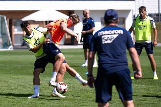 Umut Tohumcu, (TSG Hoffenheim, 25), links gegen Hennes Behrens, (TSG Hoffenheim, ), der robust zur Sache geht, TSG Hoffenheim, Fussball, Trainingslager, Saison Vorbereitung, Saison 2026 2027, GER, 05.08.2026, Eibner-Pressefoto Andreas Ulmer TSG Hoffenheim, Fussball, Trainingslager, Saison Vorbereitung, Saison 2026 2027, GER, 05.08.2026, *** Umut Tohumcu, TSG Hoffenheim, 25, on the left against Hennes Behrens, TSG Hoffenheim, who plays tough, TSG Hoffenheim, soccer, training camp, preseason, 2026–2027 season, GER, August 5, 2026, Eibner Press Photo by Andreas Ulmer, TSG Hoffenheim, soccer, training camp, preseason, 2026–2027 season, GER, August 5, 2026, Copyright: xEibner-Pressefoto AndreasxUlmerx EP_AUR