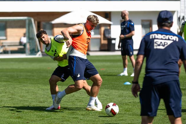 Umut Tohumcu, (TSG Hoffenheim, 25), links gegen Hennes Behrens, (TSG Hoffenheim, ), der robust zur Sache geht, TSG Hoffenheim, Fussball, Trainingslager, Saison Vorbereitung, Saison 2026 2027, GER, 05.08.2026, Eibner-Pressefoto Andreas Ulmer TSG Hoffenheim, Fussball, Trainingslager, Saison Vorbereitung, Saison 2026 2027, GER, 05.08.2026, *** Umut Tohumcu, TSG Hoffenheim, 25, on the left against Hennes Behrens, TSG Hoffenheim, who plays tough, TSG Hoffenheim, soccer, training camp, preseason, 2026–2027 season, GER, August 5, 2026, Eibner Press Photo by Andreas Ulmer, TSG Hoffenheim, soccer, training camp, preseason, 2026–2027 season, GER, August 5, 2026, Copyright: xEibner-Pressefoto AndreasxUlmerx EP_AUR