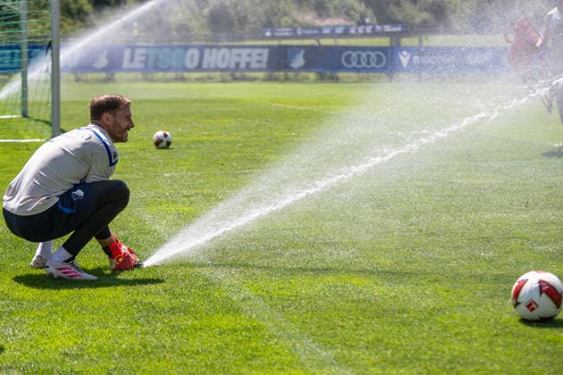 Oliver Baumann, (TSG Hoffenheim, 01) mit ihm geht der Spieltrieb durch, beim Wasserspritzen, TSG Hoffenheim, Fussball, Trainingslager, Saison Vorbereitung, Saison 2026 2027, GER, 05.08.2026, Eibner-Pressefoto Andreas Ulmer TSG Hoffenheim, Fussball, Trainingslager, Saison Vorbereitung, Saison 2026 2027, GER, 05.08.2026, *** Oliver Baumann, TSG Hoffenheim, 01—he’s having a blast splashing water around, TSG Hoffenheim, soccer, training camp, preseason, 2026–2027 season, GER, August 5, 2026, Eibner Press Photo by Andreas Ulmer, TSG Hoffenheim, soccer, training camp, preseason, 2026–2027 season, GER, August 5, 2026, Copyright: xEibner-Pressefoto AndreasxUlmerx EP_AUR