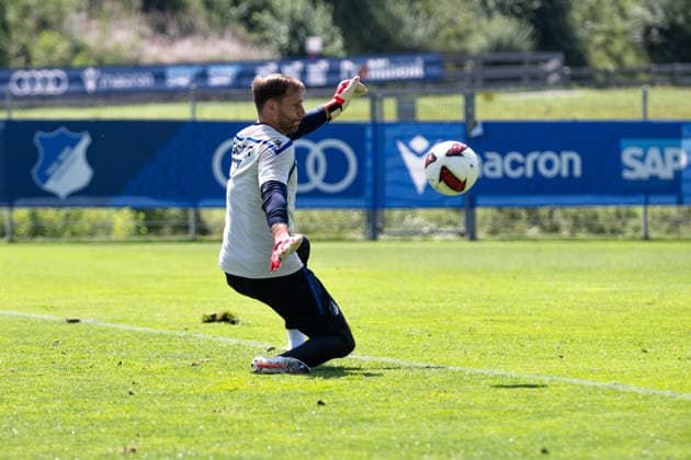 Oliver Baumann, (TSG Hoffenheim, 01) klaert einen Abschluss, TSG Hoffenheim, Fussball, Trainingslager, Saison Vorbereitung, Saison 2026 2027, GER, 05.08.2026, Eibner-Pressefoto Andreas Ulmer TSG Hoffenheim, Fussball, Trainingslager, Saison Vorbereitung, Saison 2026 2027, GER, 05.08.2026, *** Oliver Baumann, TSG Hoffenheim, 01 takes a shot, TSG Hoffenheim, soccer, training camp, preseason, 2026–2027 season, GER, August 5, 2026, Eibner Press Photo Andreas Ulmer TSG Hoffenheim, soccer, training camp, preseason, 2026–2027 season, GER, August 5, 2026, Copyright: xEibner-Pressefoto AndreasxUlmerx EP_AUR