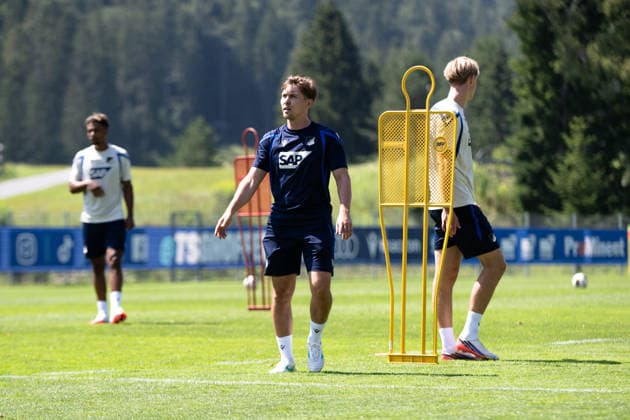 Dominik Deutschl, (TSG Hoffenheim, Co Trainer) leitet die Torschuss Uebung, TSG Hoffenheim, Fussball, Trainingslager, Saison Vorbereitung, Saison 2026 2027, GER, 05.08.2026, Eibner-Pressefoto Andreas Ulmer TSG Hoffenheim, Fussball, Trainingslager, Saison Vorbereitung, Saison 2026 2027, GER, 05.08.2026, *** Dominik Deutschl, TSG Hoffenheim, assistant coach leads the shooting drill, TSG Hoffenheim, soccer, training camp, preseason, 2026–2027 season, GER, August 5, 2026, Eibner Press Photo Andreas Ulmer, TSG Hoffenheim, soccer, training camp, preseason, 2026–2027 season, GER, August 5, 2026, Copyright: xEibner-Pressefoto AndreasxUlmerx EP_AUR