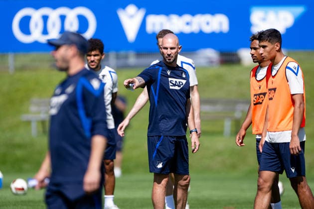 Christian Ilzer, (TSG Hoffenheim, Trainer) mitten im Geschehen, gibt klare Anweisungen, TSG Hoffenheim, Fussball, Trainingslager, Saison Vorbereitung, Saison 2026 2027, GER, 05.08.2026, Eibner-Pressefoto Andreas Ulmer TSG Hoffenheim, Fussball, Trainingslager, Saison Vorbereitung, Saison 2026 2027, GER, 05.08.2026, *** Christian Ilzer, TSG Hoffenheim, coach right in the thick of the action, giving clear instructions, TSG Hoffenheim, soccer, training camp, preseason, 2026–2027 season, GER, August 5, 2026, Eibner Press Photo by Andreas Ulmer, TSG Hoffenheim, soccer, training camp, preseason, 2026–2027 season, GER, August 5, 2026, Copyright: xEibner-Pressefoto AndreasxUlmerx EP_AUR