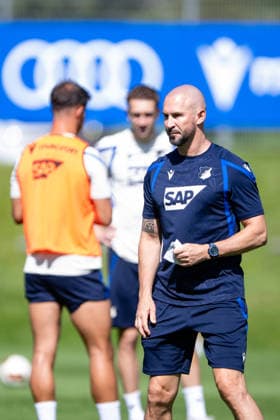 Christian Ilzer, (TSG Hoffenheim, Trainer) mitten im Geschehen, gibt klare Anweisungen, TSG Hoffenheim, Fussball, Trainingslager, Saison Vorbereitung, Saison 2026 2027, GER, 05.08.2026, Eibner-Pressefoto Andreas Ulmer TSG Hoffenheim, Fussball, Trainingslager, Saison Vorbereitung, Saison 2026 2027, GER, 05.08.2026, *** Christian Ilzer, TSG Hoffenheim, coach right in the thick of the action, giving clear instructions, TSG Hoffenheim, soccer, training camp, preseason, 2026–2027 season, GER, August 5, 2026, Eibner Press Photo by Andreas Ulmer, TSG Hoffenheim, soccer, training camp, preseason, 2026–2027 season, GER, August 5, 2026, Copyright: xEibner-Pressefoto AndreasxUlmerx EP_AUR