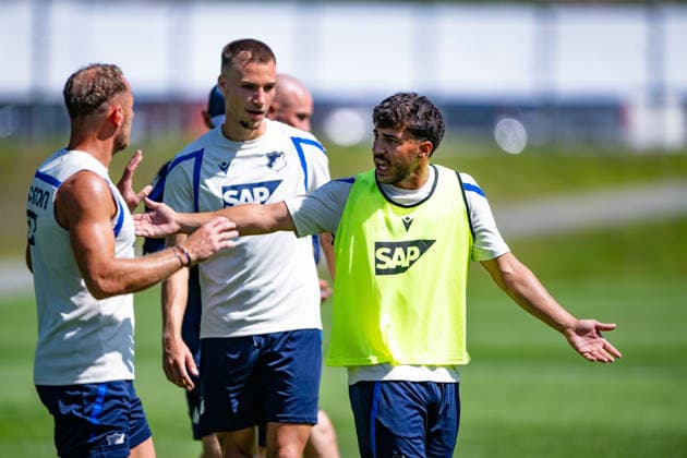 Umut Tohumcu, (TSG Hoffenheim, 25), ist etwas aufgebracht, fuelt sich zu hart von Vladimir Coufal, (TSG Hoffenheim, 34), links, angegangen, in der Mitte verfolgt Tim Lemperle, (TSG Hoffenheim, 19) die Szene, TSG Hoffenheim, Fussball, Trainingslager, Saison Vorbereitung, Saison 2026 2027, GER, 05.08.2026, Eibner-Pressefoto Andreas Ulmer TSG Hoffenheim, Fussball, Trainingslager, Saison Vorbereitung, Saison 2026 2027, GER, 05.08.2026, *** Umut Tohumcu, TSG Hoffenheim, 25, is a bit upset; he feels he was tackled too hard by Vladimir Coufal, TSG Hoffenheim, 34, on the left; in the center, Tim Lemperle, TSG Hoffenheim, 19, watches the scene; TSG Hoffenheim, soccer, training camp, preseason, 2026–2027 season, GER, August 5, 2026, Eibner Press Photo by Andreas Ulmer, TSG Hoffenheim, soccer, training camp, preseason, 2026–2027 season, GER, August 5, 2026, Copyright: xEibner-Pressefoto AndreasxUlmerx EP_AUR