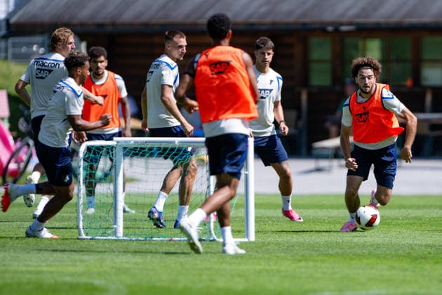 Spiel in kleinen Gruppen, mit v.l.: Tim Lemperle, (TSG Hoffenheim, 19), Adam Hlozek, (TSG Hoffenheim, 10), etc. TSG Hoffenheim, Fussball, Trainingslager, Saison Vorbereitung, Saison 2026 2027, GER, 05.08.2026, Eibner-Pressefoto Andreas Ulmer TSG Hoffenheim, Fussball, Trainingslager, Saison Vorbereitung, Saison 2026 2027, GER, 05.08.2026, *** Small-group drill, featuring (from left) Tim Lemperle, TSG Hoffenheim, 19, Adam Hlozek, TSG Hoffenheim, 10, etc. TSG Hoffenheim, soccer, training camp, preseason, 2026–2027 season, GER, August 5, 2026, Eibner Press Photo Andreas Ulmer TSG Hoffenheim, soccer, training camp, preseason, 2026–2027 season, GER, August 5, 2026, Copyright: xEibner-Pressefoto AndreasxUlmerx EP_AUR