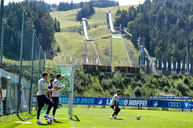 Oliver Baumann, (TSG Hoffenheim, 01) vor Alpen Kulisse, TSG Hoffenheim, Fussball, Trainingslager, Saison Vorbereitung, Saison 2026 2027, GER, 05.08.2026, Eibner-Pressefoto Andreas Ulmer TSG Hoffenheim, Fussball, Trainingslager, Saison Vorbereitung, Saison 2026 2027, GER, 05.08.2026, *** Oliver Baumann, TSG Hoffenheim, 01 against an Alpine backdrop, TSG Hoffenheim, soccer, training camp, preseason, 2026–2027 season, GER, August 5, 2026, Eibner Press Photo by Andreas Ulmer, TSG Hoffenheim, soccer, training camp, preseason, 2026–2027 season, GER, August 5, 2026, Copyright: xEibner-Pressefoto AndreasxUlmerx EP_AUR