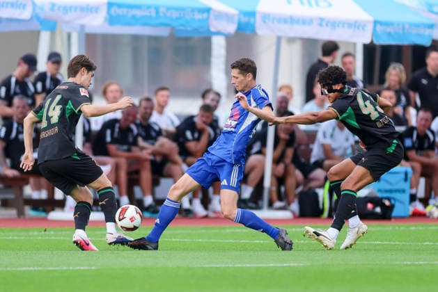 Daiki Hashioka (Borussia Moenchengladbach), Tobias Schlichtner (FC Rottach-Egern) und Tyler Meiser (Borussia Moenchengladbach) kaempfen um den Ball waehrend des Freundschaftsspiels zwischen dem FC Rottach-Egern und Borussia Moenchengladbach, Stadion Birkenmoos am 05. August 2026 in Rottach-Egern, Deutschland. (Foto von Marco Steinbrenner DeFodi Images) +++ Daiki Hashioka (Borussia Moenchengladbach), Tobias Schlichtner (FC Rottach-Egern) und Tyler Meiser (Borussia Moenchengladbach) battle for the ball during the Friendly match between FC Rottach-Egern and Borussia Moenchengladbach at Stadion Birkenmoos on August 5, 2026 in Rottach-Egern, Germany. (Photo by Marco Steinbrenner DeFodi Images) (Photo by Marco Steinbrenner DeFodi Images) - *** Daiki Hashioka of Borussia Mönchengladbach, Tobias Schlichtner of FC Rottach Egern, and Tyler Meiser of Borussia Mönchengladbach battle for the ball during the friendly match between FC Rottach Egern and Borussia Mönchengladbach, Birkenmoos Stadium on August 5, 2026, in Rottach Egern, Germany. Photo by Marco Steinbrenner, DeFodi Images. Daiki Hashioka of Borussia Mönchengladbach, Tobias Schlichtner of FC Rottach Egern and Tyler Meiser of Borussia Mönchengladbach battle for the ball during the friendly match between FC Rottach Egern and Borussia Mönchengladbach at Birkenmoos Stadium on August 5, 2026 in Rottach Egern, Germany Photo by Marco Steinbrenner, DeFodi Images Photo by Marco Steinbrenner, DeFodi Images