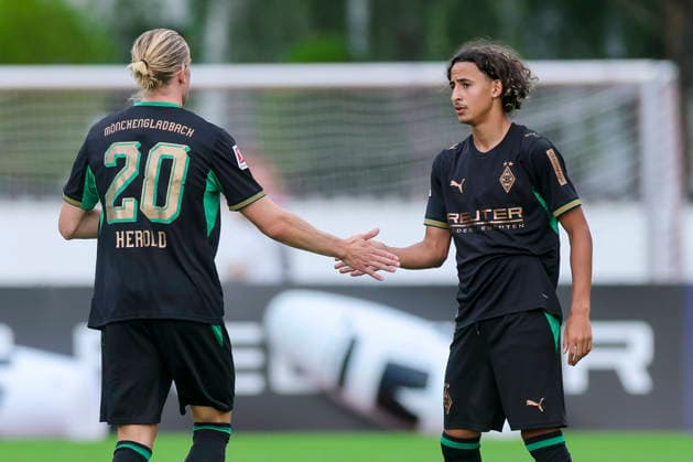 Wael Mohya (Borussia Moenchengladbach bejubelt seinen Treffer zum 0:1 mit David Herold (Borussia Moenchengladbach) waehrend des Freundschaftsspiels zwischen dem FC Rottach-Egern und Borussia Moenchengladbach, Stadion Birkenmoos am 05. August 2026 in Rottach-Egern, Deutschland. (Foto von Marco Steinbrenner DeFodi Images) +++ Wael Mohya (Borussia Moenchengladbach celebrates after scoring his teams first goal with David Herold (Borussia Moenchengladbach) during the Friendly match between FC Rottach-Egern and Borussia Moenchengladbach at Stadion Birkenmoos on August 5, 2026 in Rottach-Egern, Germany. (Photo by Marco Steinbrenner DeFodi Images) (Photo by Marco Steinbrenner DeFodi Images) - *** Wael Mohya of Borussia Mönchengladbach celebrates his goal—making the score 0–1—with David Herold of Borussia Mönchengladbach during the friendly match between FC Rottach Egern and Borussia Mönchengladbach, Birkenmoos Stadium on August 5, 2026, in Rottach-Egern, Germany Photo by Marco Steinbrenner, DeFodi Images Wael Mohya of Borussia Mönchengladbach celebrates after scoring his team’s first goal with David Herold of Borussia Mönchengladbach during the friendly match between FC Rottach Egern and Borussia Mönchengladbach at Birkenmoos Stadium on August 5, 2026 in Rottach Egern, Germany Photo by Marco Steinbrenner, DeFodi Images Photo by Marco Steinbrenner, DeFodi Images