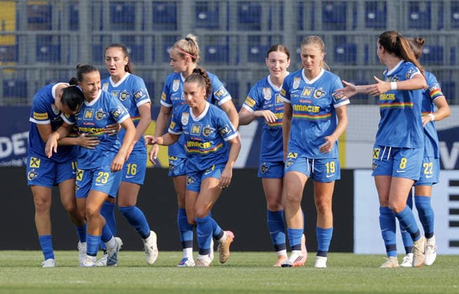 SOCCER - WCL, St.Poelten vs Bern SANKT POELTEN,AUSTRIA,05.AUG.26 - WOMEN SOCCER - UEFA Women s Champions League, qualification, SKN Sankt Poelten vs BSC YB Frauen. Image shows the rejoicing of Fanny Vago (St.Poelten) and her team.  GEPAxpictures xWalterxLuger