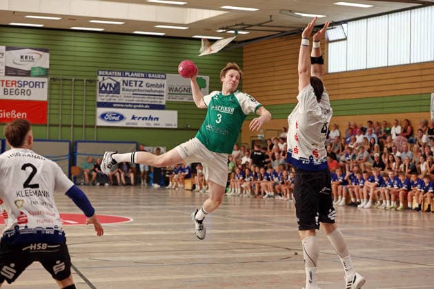 05.08.2026, xovx, Handball Lindencup, HSG Dutenhofen Münchholzhausen - HSG Hanau v.l. Jan-Eric Kleemann (HSG Hanau), Lukas Gümbel (HSG Dutenhofen Münchholzhausen II), Dziugas Jusys (HSG Hanau) Linden Stadthalle Hessen Deutschland (DE) *** August 5, 2026, xovx, Lindencup Handball, HSG Dutenhofen Münchholzhausen vs. HSG Hanau, from left: Jan Eric Kleemann (HSG Hanau), Lukas Gümbel, HSG Dutenhofen Münchholzhausen II, Dziugas Jusys, HSG Hanau, Linden City Hall, Hesse, Germany, DE
