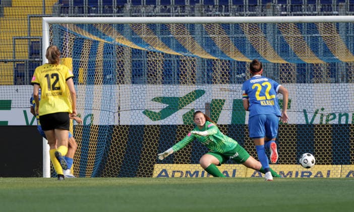 SOCCER - WCL, St.Poelten vs Bern SANKT POELTEN,AUSTRIA,05.AUG.26 - WOMEN SOCCER - UEFA Women s Champions League, qualification, SKN Sankt Poelten vs BSC YB Frauen. Image shows Fanny Vago (St.Poelten), Anna Caterina Regazzoni, Amanda Brunholt (Bern) and Jennifer Klein (St.Poelten). Keywords: goal.  GEPAxpictures xWalterxLuger