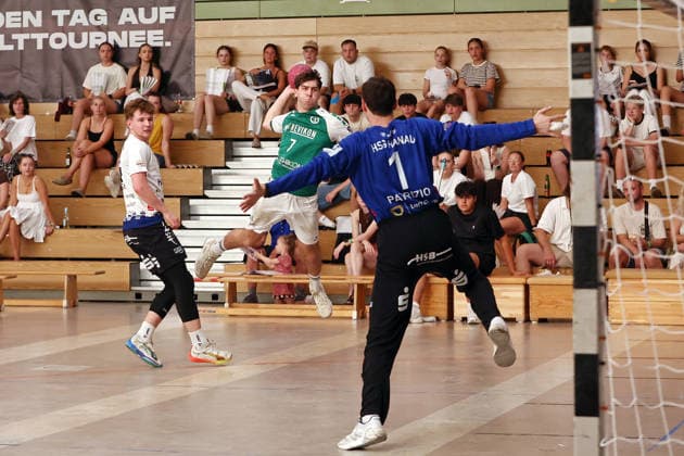 05.08.2026, xovx, Handball Lindencup, HSG Dutenhofen Münchholzhausen - HSG Hanau v.l. Lukas Böhm (HSG Hanau), Ben Lubbadeh (HSG Dutenhofen Münchholzhausen II), Florian-Patrick Eberhart (HSG Hanau) Linden Stadthalle Hessen Deutschland (DE) *** August 5, 2026, xovx, Lindencup Handball Tournament, HSG Dutenhofen Münchholzhausen vs. HSG Hanau; from left: Lukas Böhm (HSG Hanau), Ben Lubbadeh (HSG Dutenhofen Münchholzhausen II), Florian Patrick Eberhart (HSG Hanau); Linden City Hall, Hesse, Germany, DE